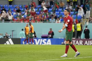 Cristiano primer hombre que marca en 5 mundiales AP News